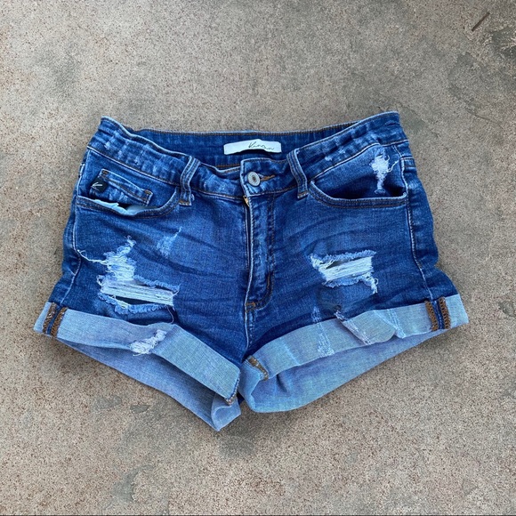 Hollister White Top and Ripped Denim Shorts Outfit - Picture 5 of 5